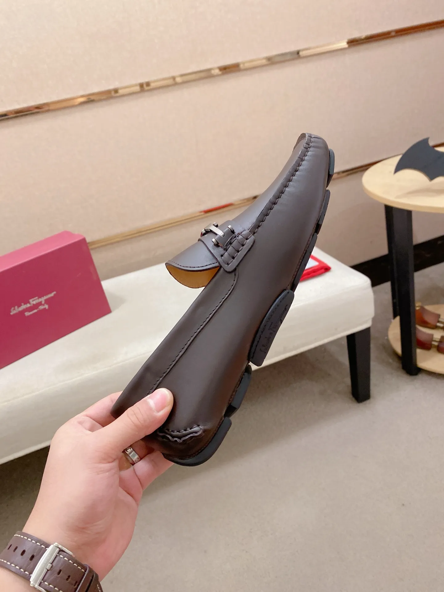 Factory price: 540💰High-end quality! Ferragamo🆕🆕Exclusive hot-selling products in stock🔥🔥New products on the shelves, high-quality Ferragamo men's pea shoes, high-end casual driving shoes, with complete packaging! 💪 💪 Material: imported first-layer cowhide 🐂 + imported high-quality water-dyed cowhide lining + wear-resistant outsole 👍🏻👍🏻 Features: high-end and comfortable, purely handmade 🚀 🚀 Create the perfect shoe that suits you best 🔥 🔥 Size: (38-44) 45 standard size can be customized!